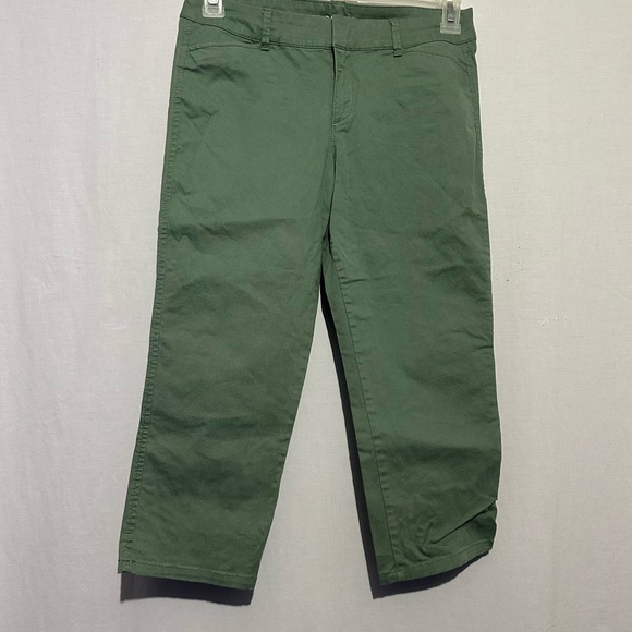 Old Navy Green Capris Relaxed Fit Lightweight Size 4 - Picture 1 of 3